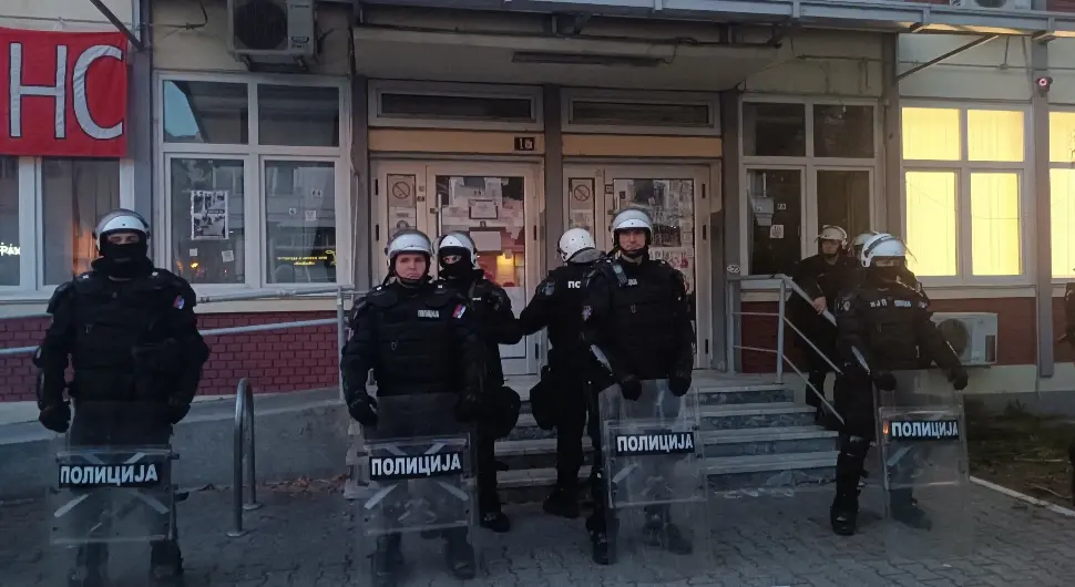 Нови Сад: Декан ушао на ДИФ, полиција испред зграде факултета