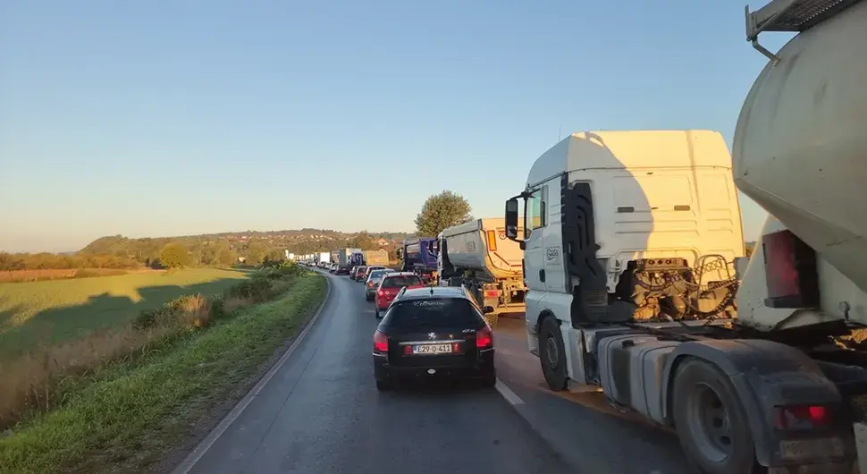 Пеулић: Данашњим протестом превозника Сарајево остаје без четири хиљаде тона робе