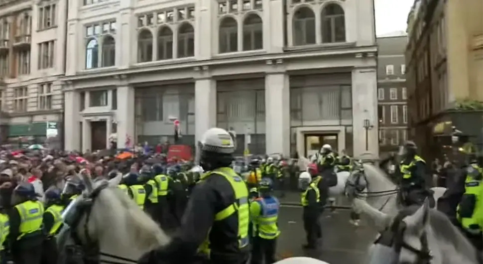 Масовни протести у Лондону: Више хиљада људи на улицама