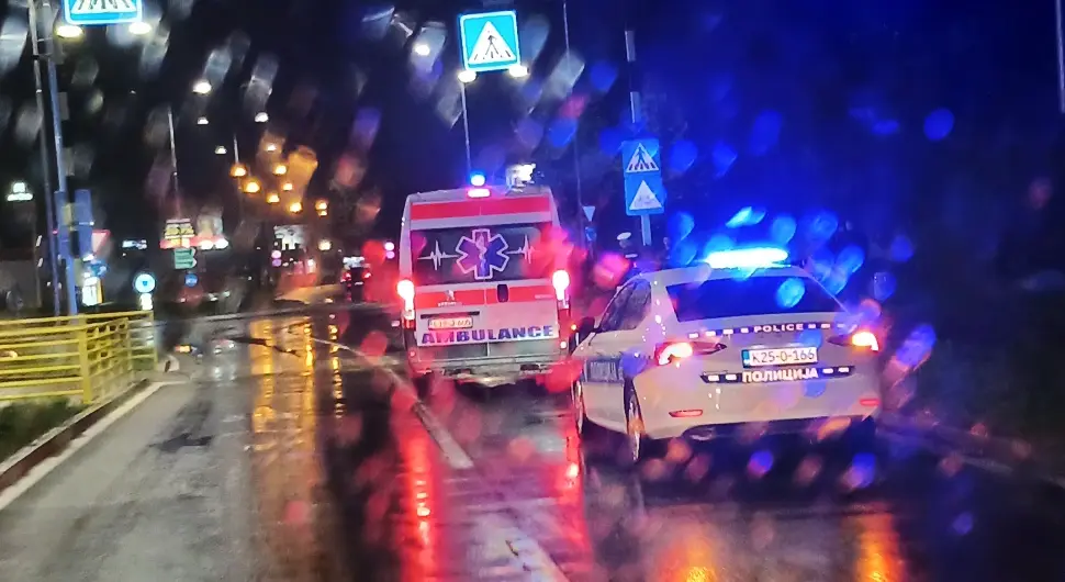 Хитна и полиција пред Кампусом