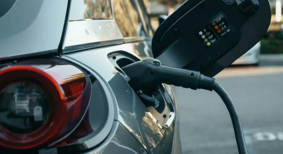 Električni automobil, priključen na punjač