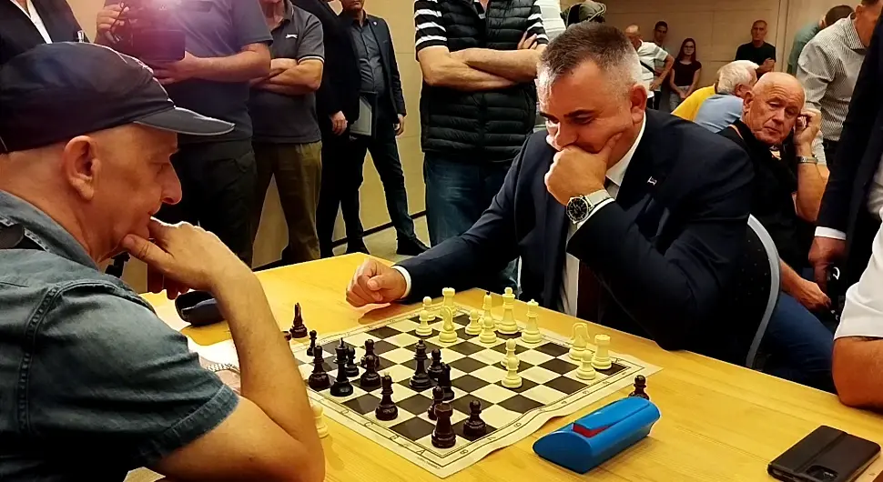Премијер повукао први потез: Минић отворио шаховски турнир