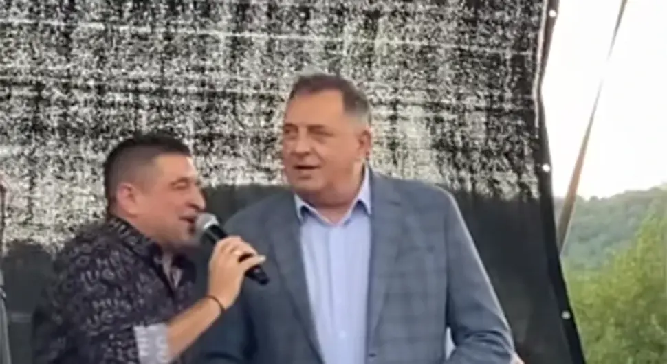 Додик и Баја Мали Книнџа запјевали познати хит