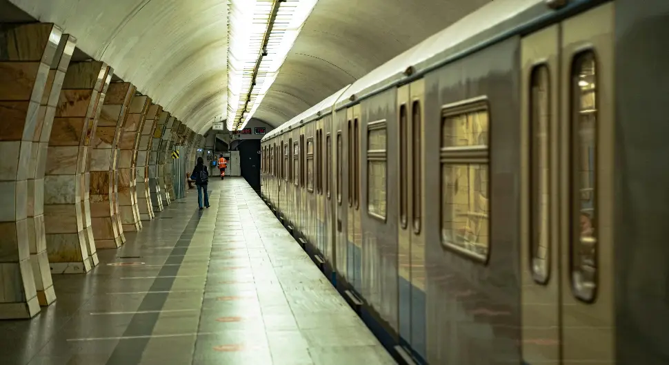 Путник који је легао на шине у Москви мора да плати штету метроу