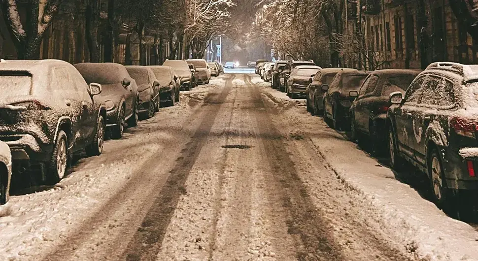 Снијег цеста аутомобили паркинг