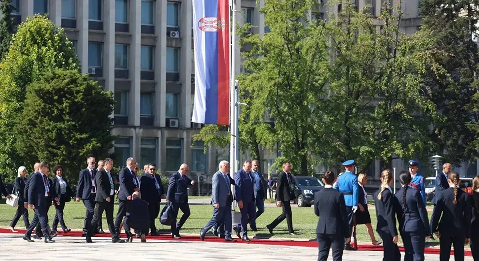 Минић на паради у Београду: Понос је гледати ове велике људе