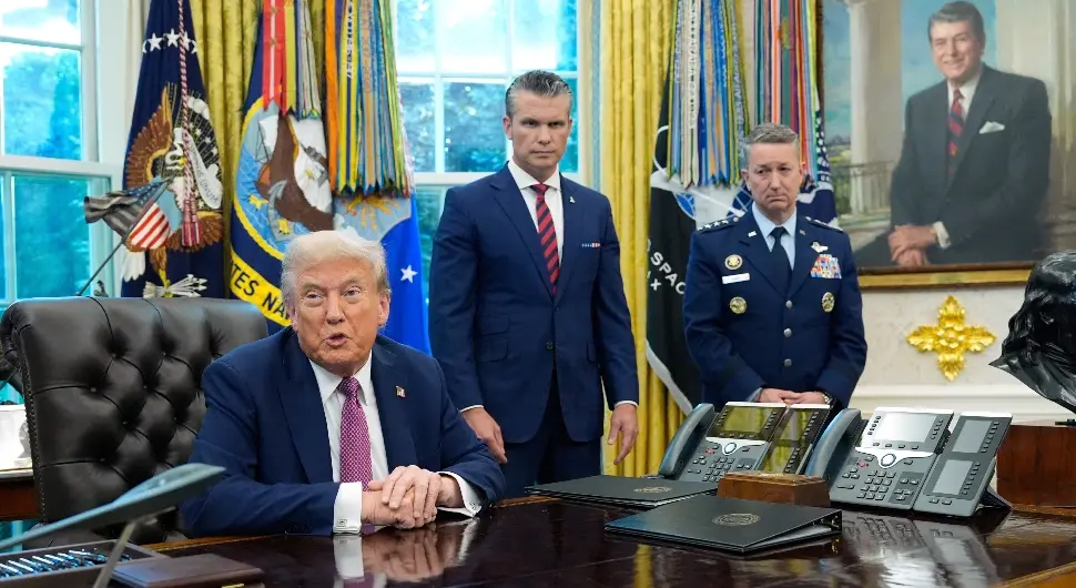 Predsjednik SAD-a Donald Tramp i ministar odbrane Pit Hegset