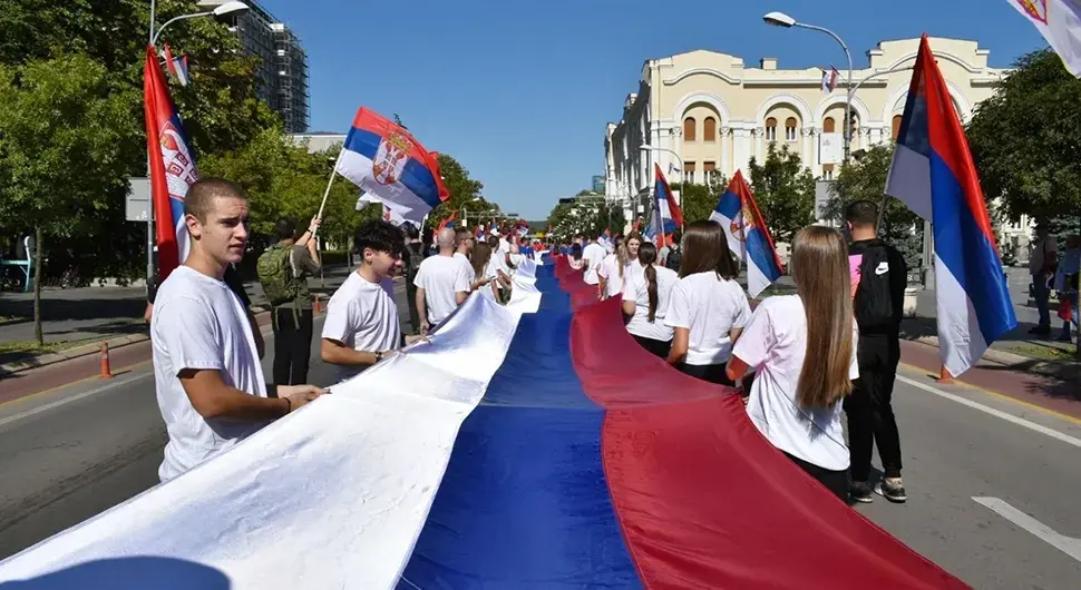Развијена застава дуга 120 метара испред Палате Републике