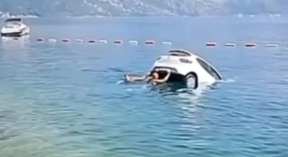 Automobil tone u moru
