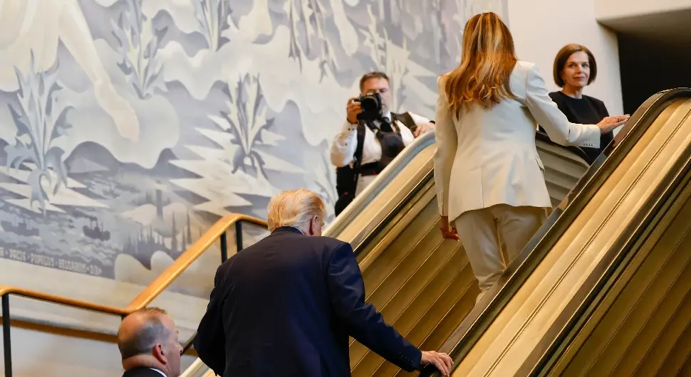 Ријешена мистерија у УН: Откривено ко је Трампу и Меланији "искључио" покретне степенице