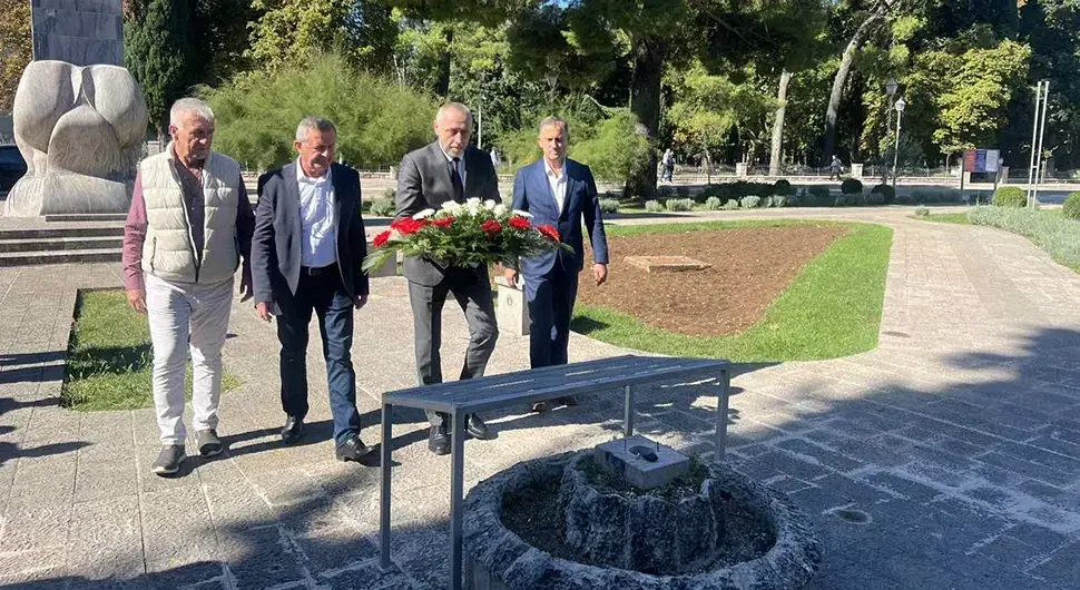 Егић посјетио спомен собу и положио вијенце на Споменик браниоцима Требиња