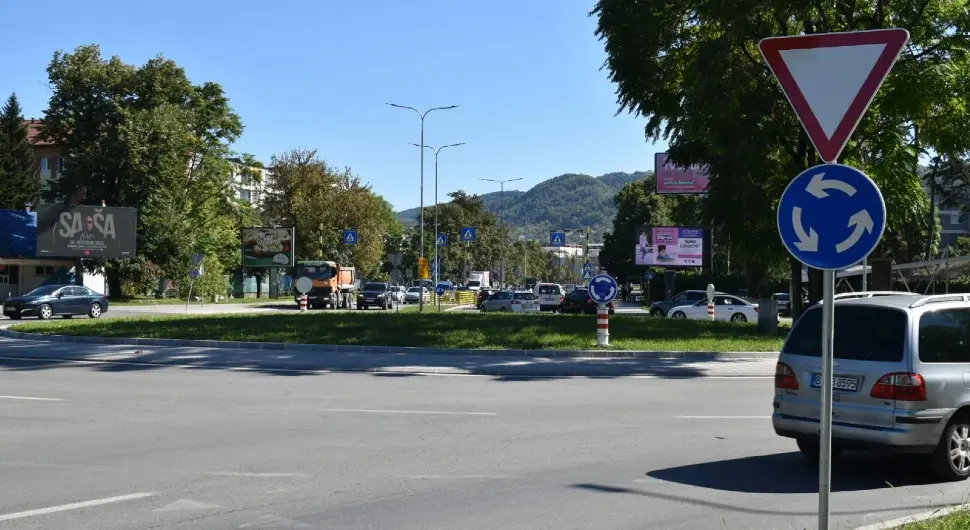 Фотографија приказује кружни ток (кружну раскрсницу) код улаза у Кампус