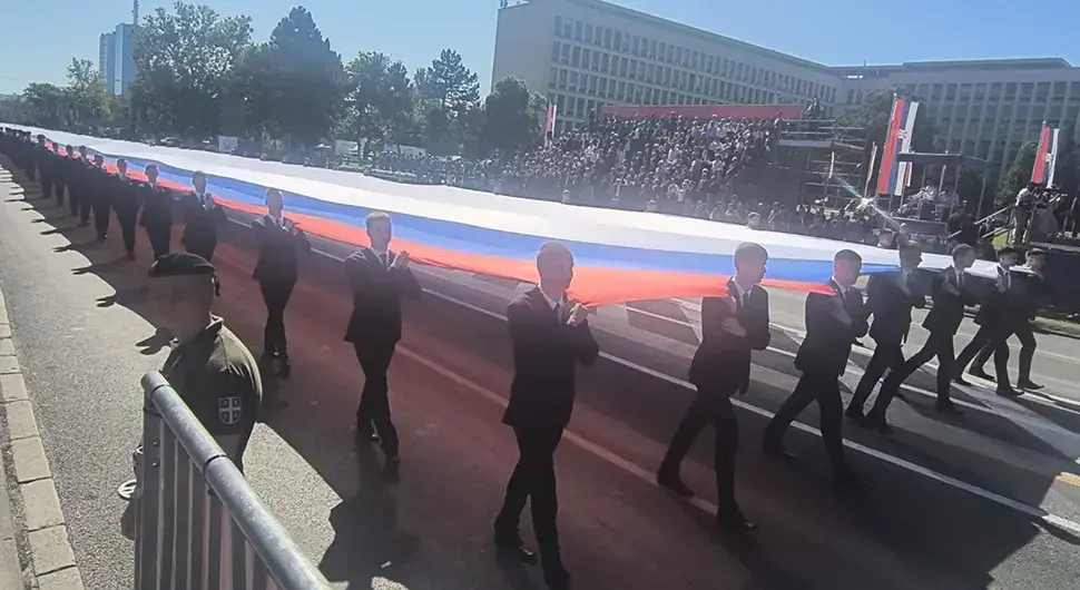 Развијена српска тробојка