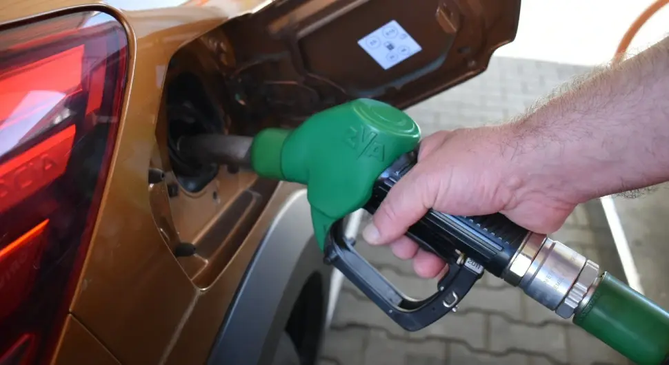 Fotografija prikazuje sipanje goriva u automobil