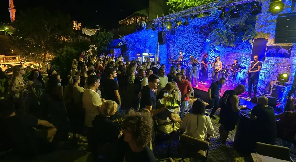Мостар спреман за Old Town Street Fest: Музика преузима Стари град у вријеме Red Bull Cliff Divinga