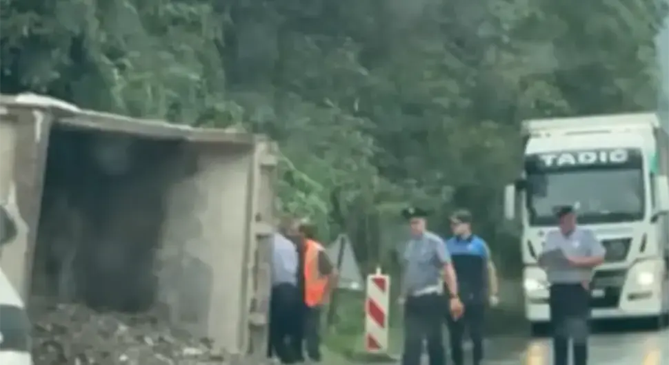 Преврнуо се камион код тунела Врандук