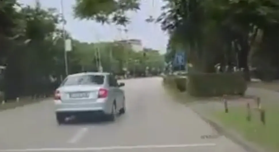 Возач у Бањалуци прошао кроз црвено, замало изазвао судар и ударио пјешака