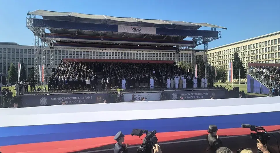 Развијена српска тробојка дуга 300 метара