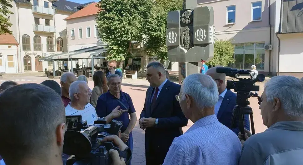 Минић започео посјету Шамцу