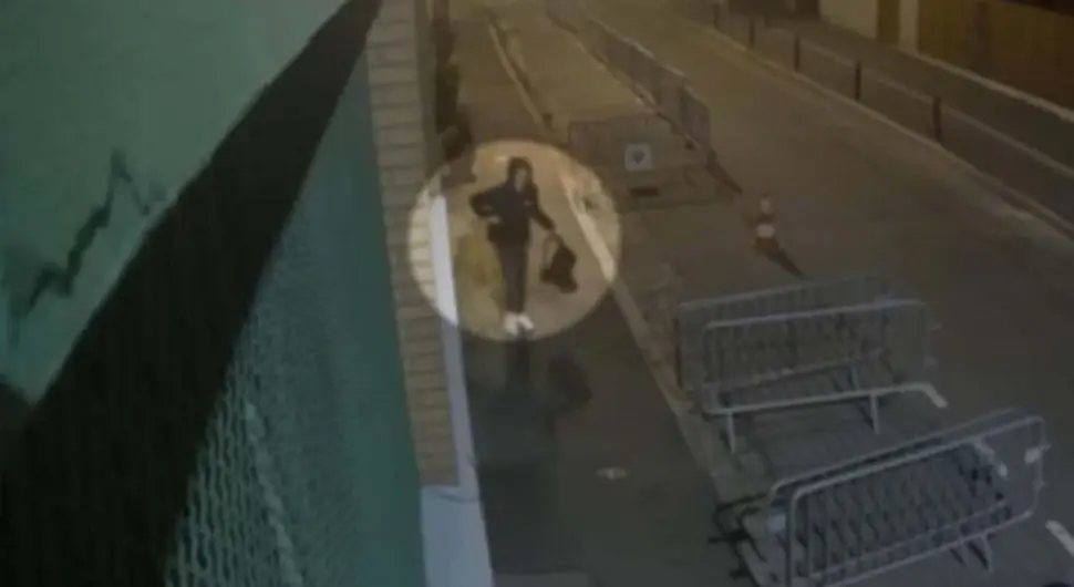 Ово је један од ухапшених из Србије: На снимку из Париза баца свињску главу испред џамије