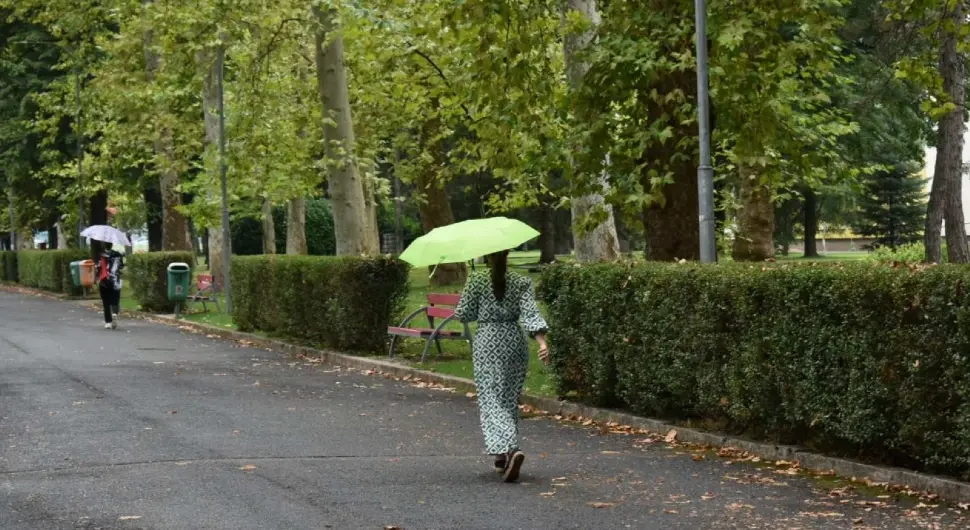 Kišni dan u gradu, mokra saobraćajnica, kapljice kiše i prolaznici sa kišobranima stvaraju autentičnu atmosferu jesenje svakodnevice. Savršena ilustracija za teme poput vremena, gradske svakodnevice i urbane fotografije.