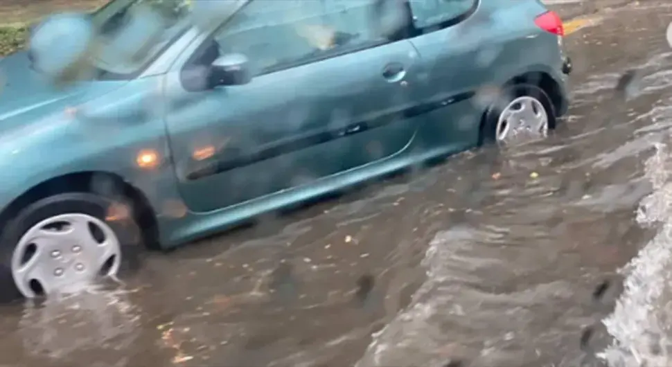 Олуја направила хаос, ријеке иду улицама, аутомобили возе кроз воду