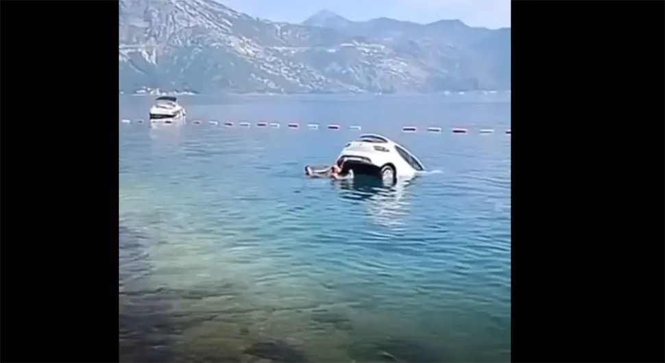 Аутомобил завршио у мору, људи им добацују ''Не смите ту паркират''
