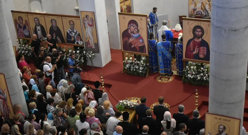Велики број вјерника на првој литургији у Храму Преображења Господњег у Бањалуци