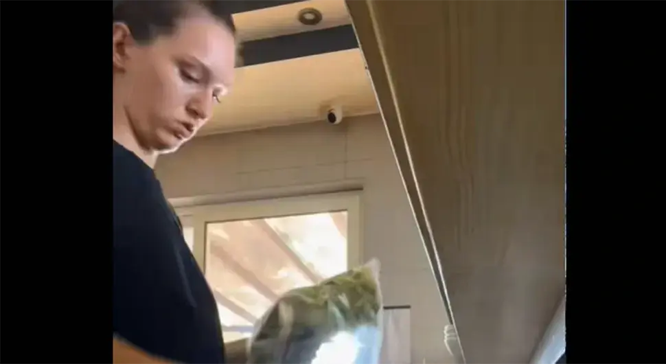 Снимила како изгледа сезонски посао у кухињи: "Ово је превише посла за једну особу''