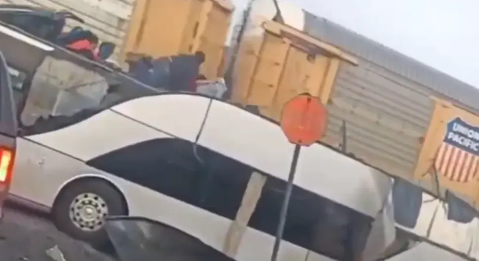 Осам погинулих у жестоком судару воза, више повријеђених