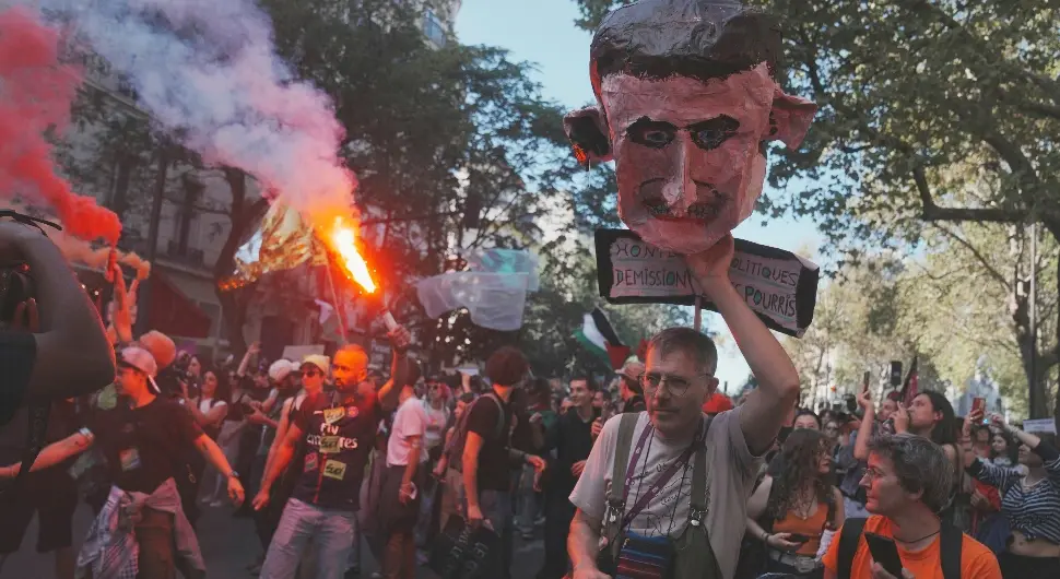 Протести у Француској: Стотине хиљада људи на улицама