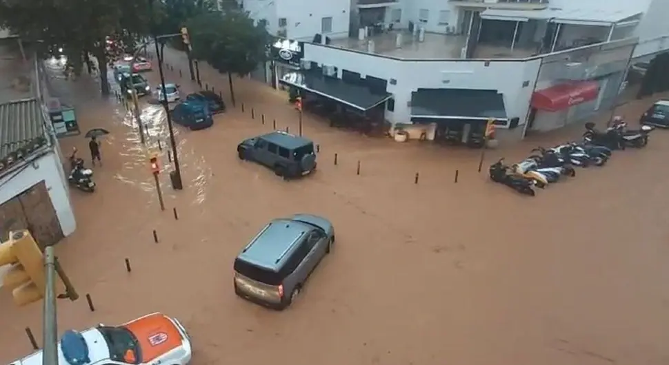 Ураган потопио Ибицу: Вода носи аутомобиле, људи заробљени у кућама