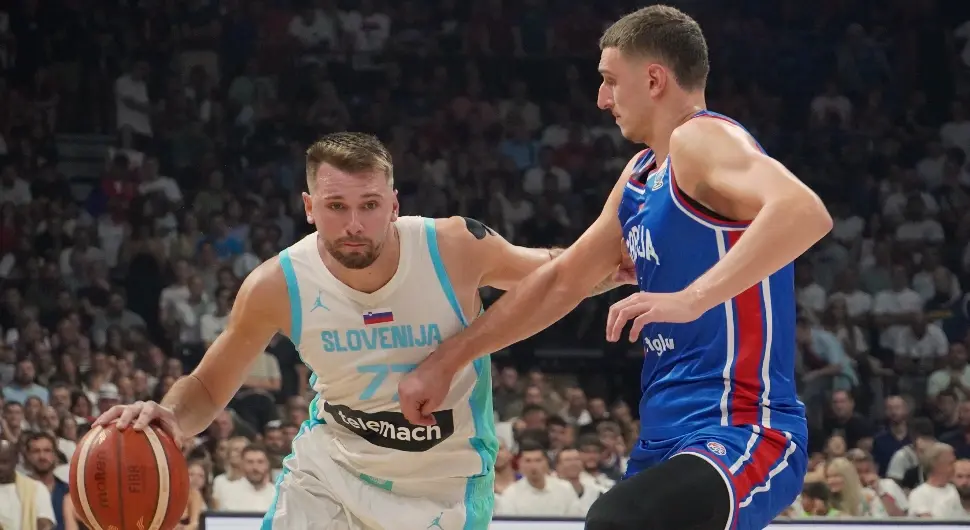 Košarkaš Slovenije Luka Dončić i košarkaš Srbije Nikola Jović