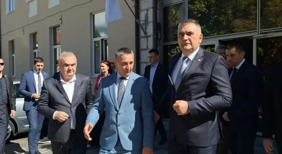 Минић и министри у посјети Љубињу: Хотел ће бити предат општини у сврху туризма