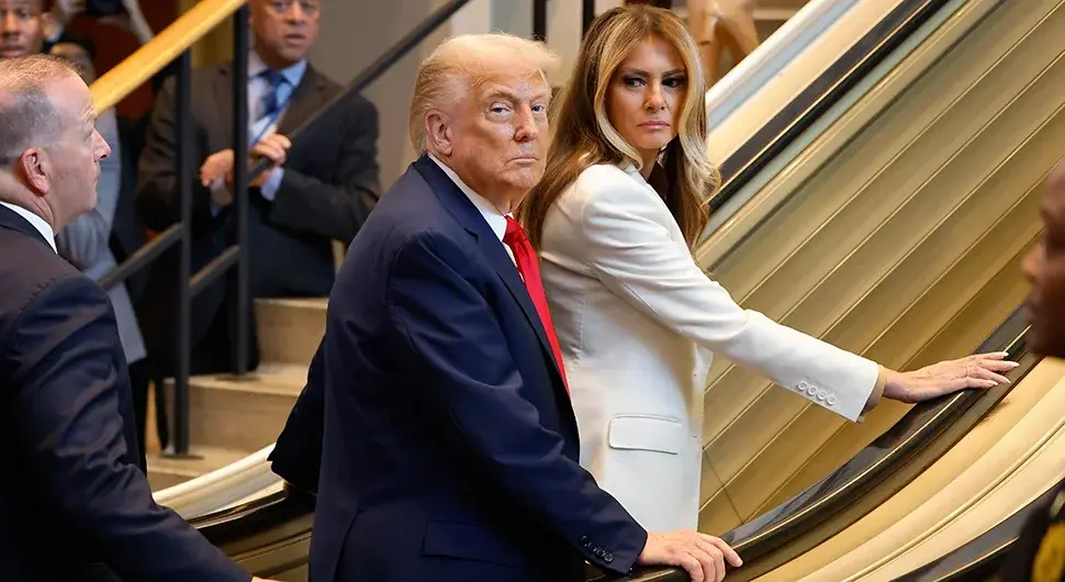 Доналд и Меланија Трамп на степеницама у УН
