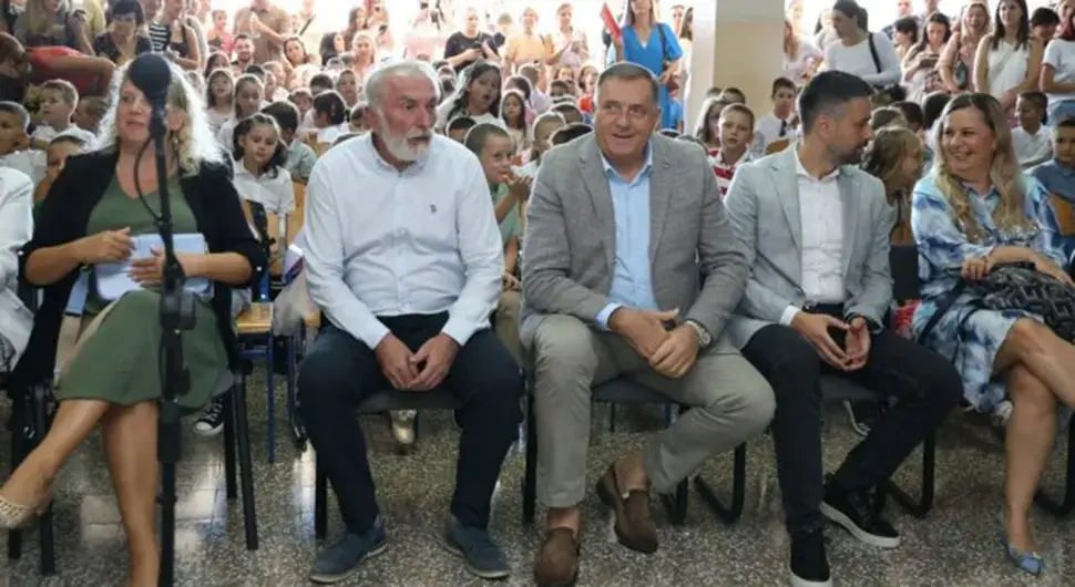 Додик са бањалучким основцима поводом почетка школске године