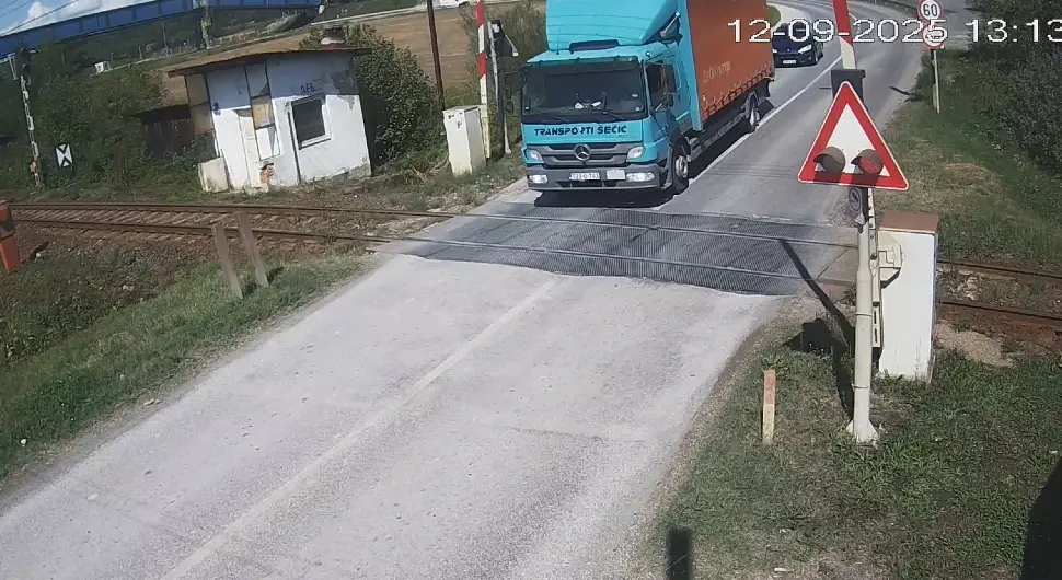 Угрожена безбједност: Поломио полубраник на пружном прелазу