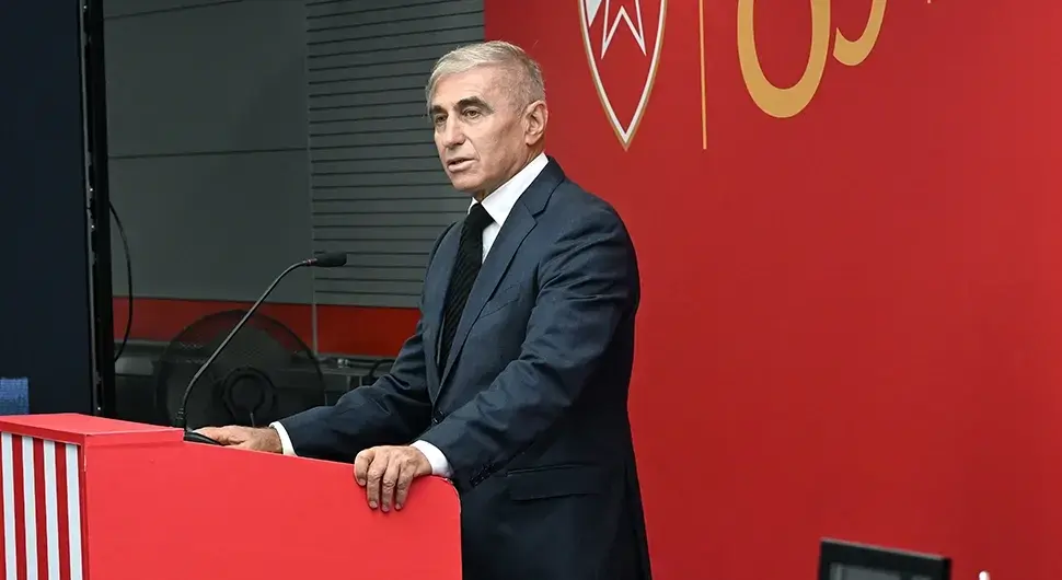 Ужас на комеморацији: Позлило Ђуровском, срушио се за говорницом