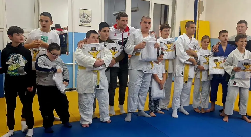 Мајдов уручио кимона дјеци са потешкоћама у развоју