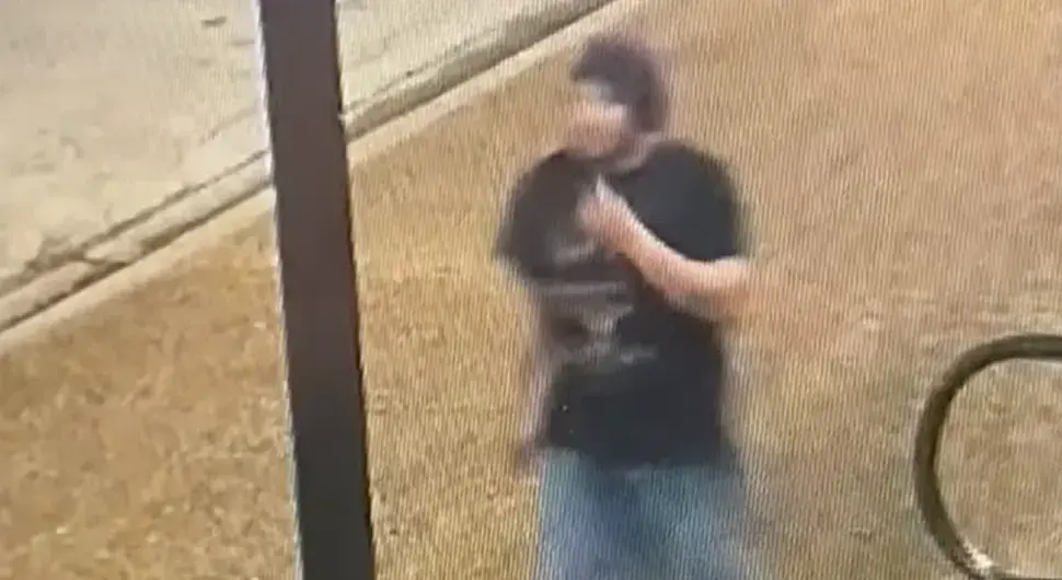 Дјевојчица угризла маскираног отмичара и побјегла, испливао снимак осумњиченог