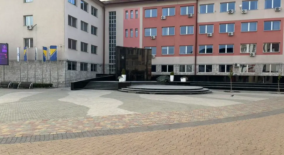 Више од 20 дана штрајкује глађу: Амела Бећирспахић на минусу у шатору тражи правду за дијете