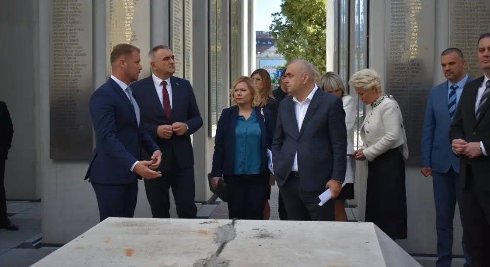 Минић и Станивуковић посјетили Централно спомен обиљежје погинулим борцима