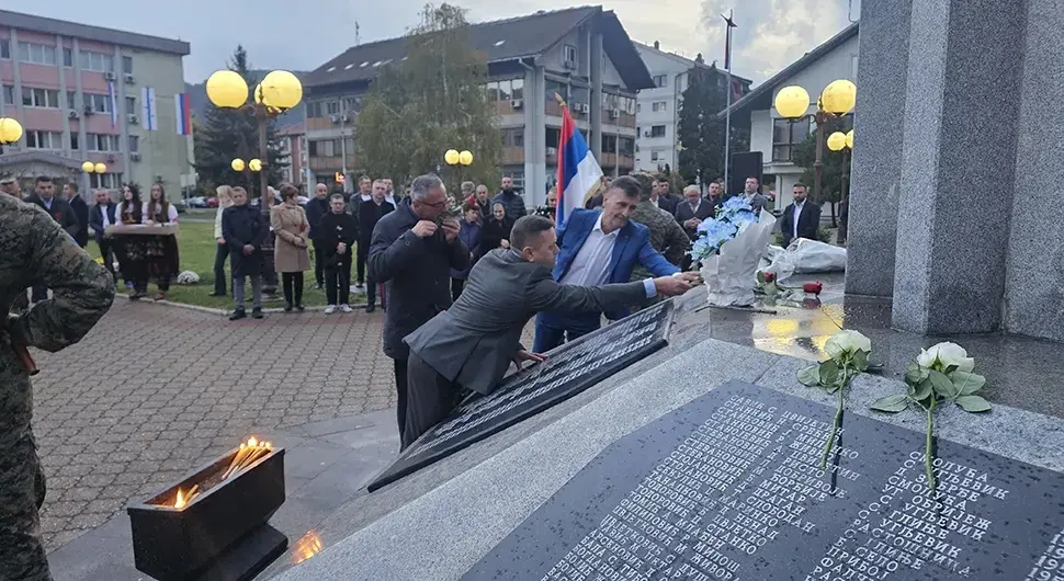 Полагање вијенаца