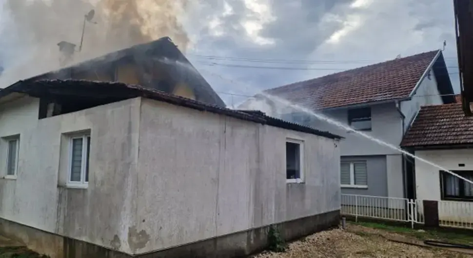 Пожар у Дервишима, захваћено поткровље куће