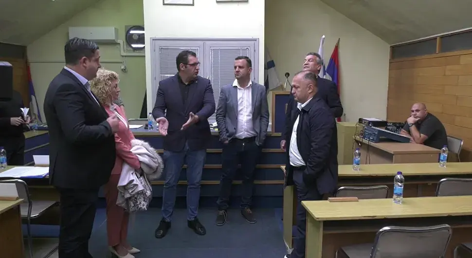 ''Циркус'': Ево шта се дешавало на сједници скупштине Угљевик