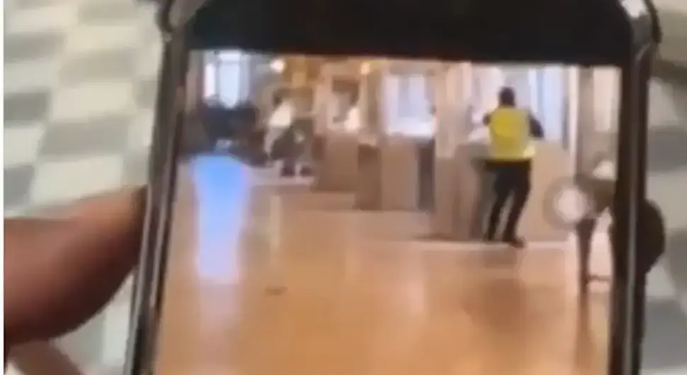 Појавио се снимак пљачке музеја Лувр