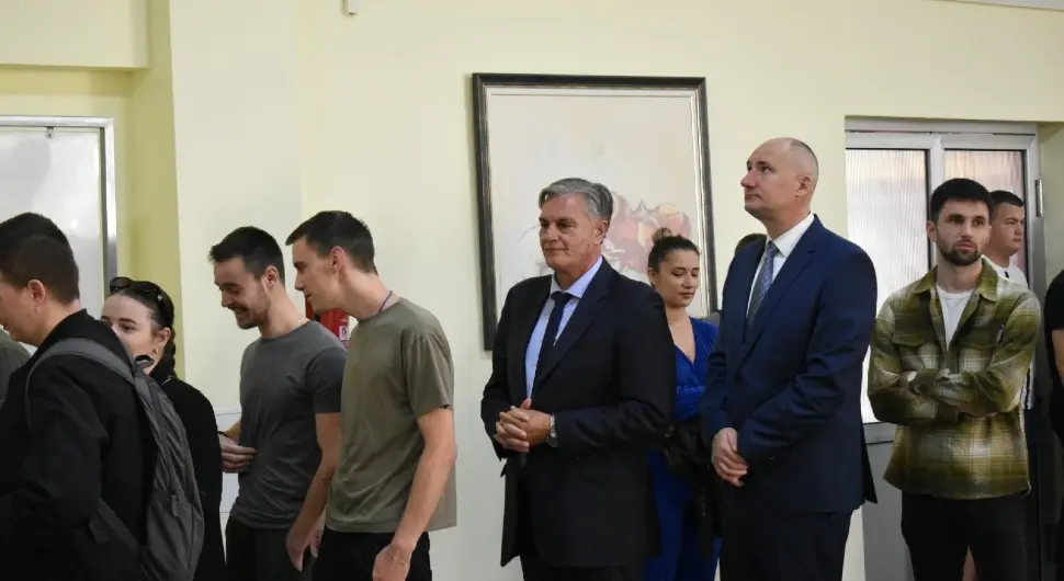 Каран на ручку са студентима у мензи