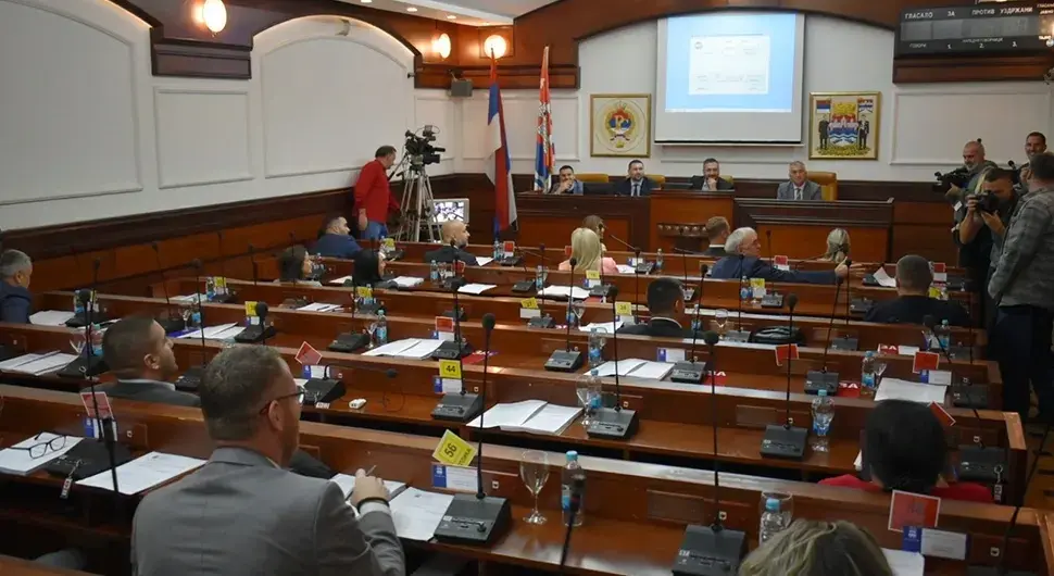 Почела ванредна сједница Скупштине града: На дневном реду "Деп-от" и градски базен