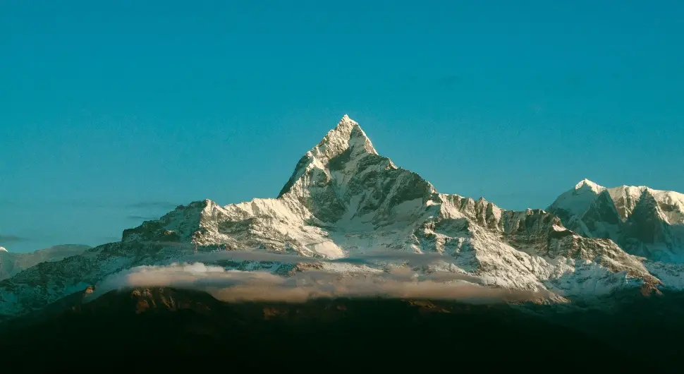 Снијег зауставио планинаре на Монт Евересту, хеликоптер се срушио током спасавања