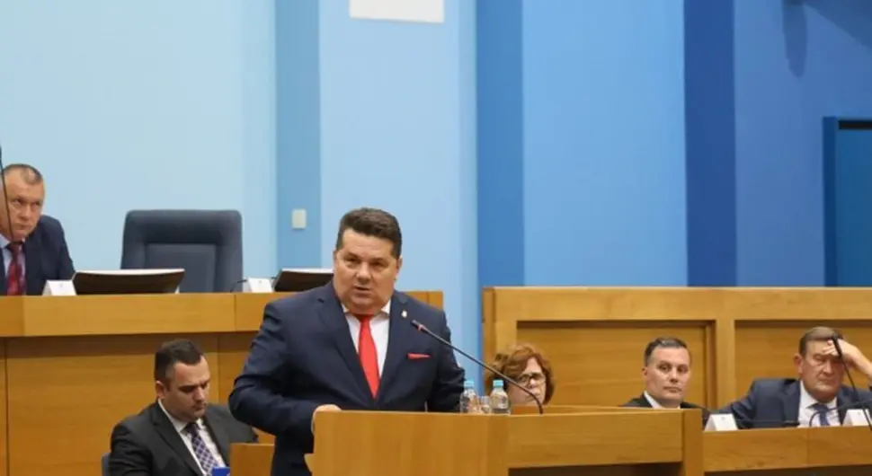 Стевандић: Скупштина доноси одлуке и управља процесима, чувамо институције Српске